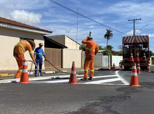 Prefeitura revitaliza sinalização horizontal das vias da cidade