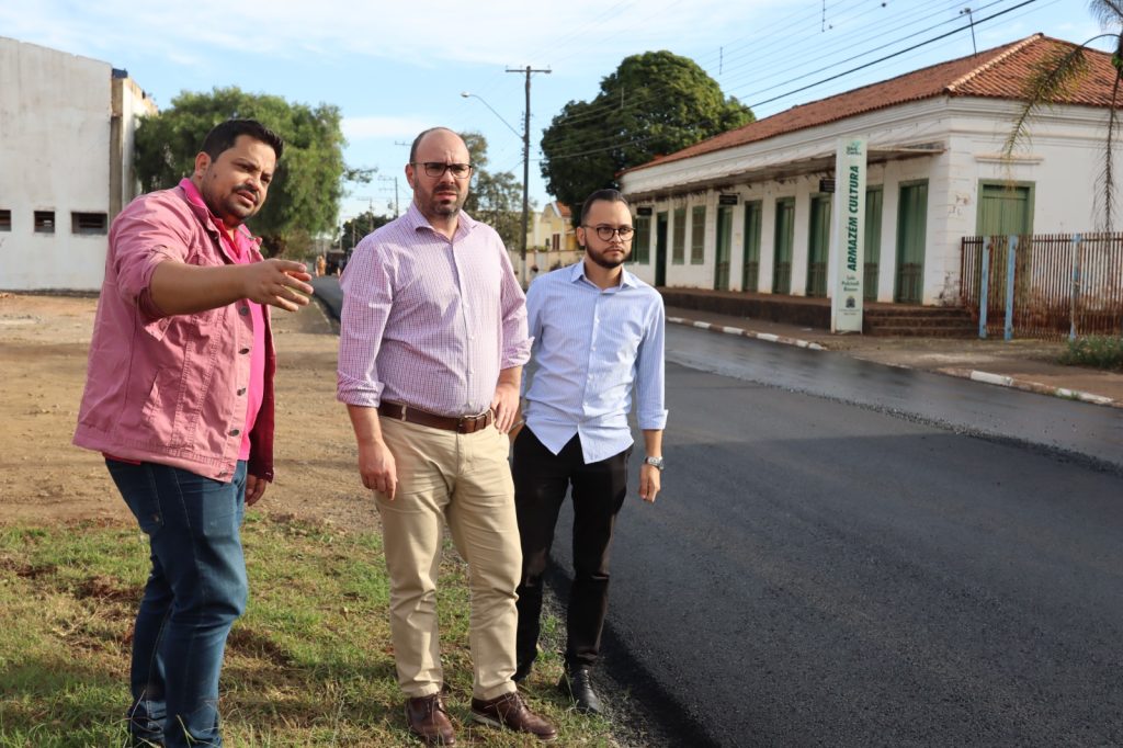 NETTO DONATO ACOMPANHA SERVIÇO DE RECAPE EM ÁGUA VERMELHA