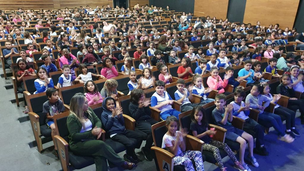 400 ALUNOS DA REDE MUNICIPAL DE ENSINO ASSISTEM PEÇA TEATRAL SOBRE A FAMÍLIA