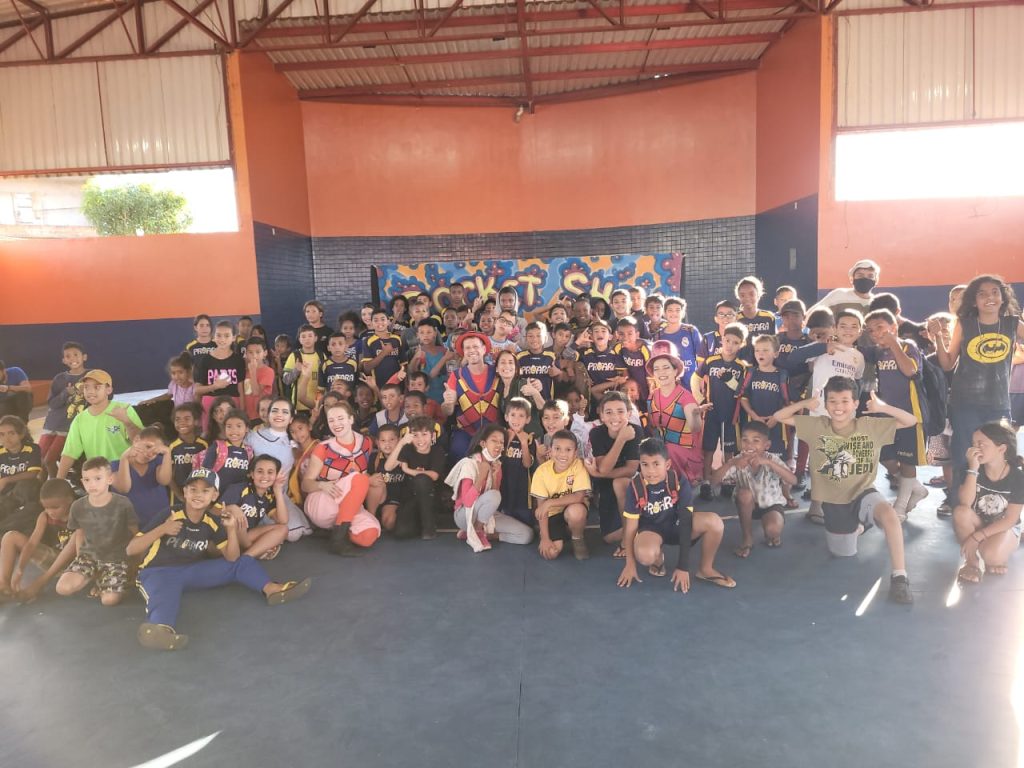 400 CRIANÇAS ACOMPANHAM ESPETÁCULO CIRCENSE NO CENTRO DA JUVENTUDE DO CIDADE ARACY