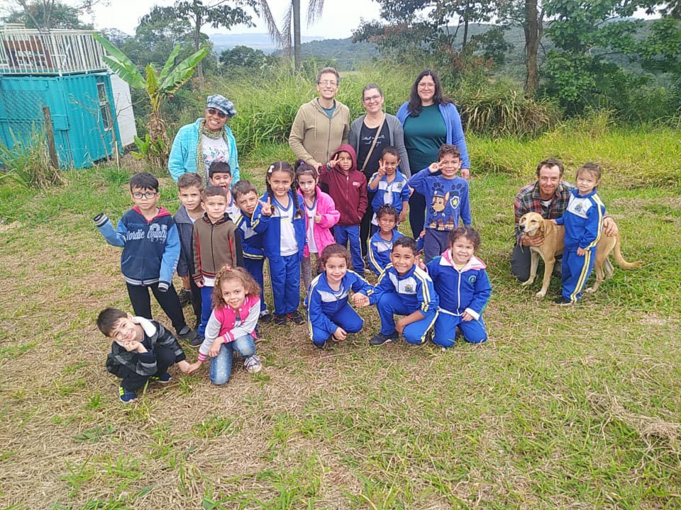 ALUNOS DA EDUCAÇÃO INFANTIL CULTIVAM HORTA E CONHECEM SUSTENTABILIDADE DA ECO VILA TIBÁ