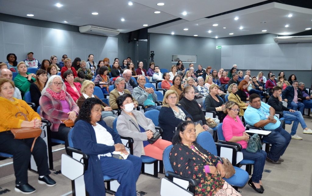 PREFEITURA ENTREGA CERTIFICADOS AOS SERVIDORES QUE ADERIRAM AO PROGRAMA DE INCENTIVO À DEMISSÃO VOLUNTÁRIA