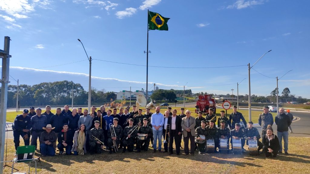 ROTATÓRIA DA GETÚLIO VARGAS GANHA BANDEIRA DO BRASIL E ILUMINAÇÃO DE LED