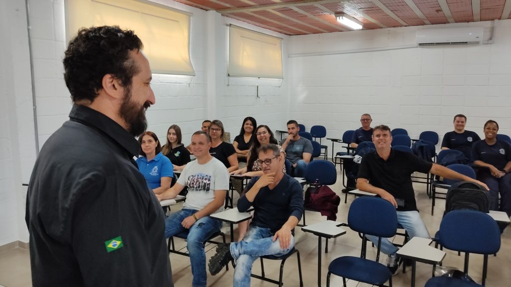 AGENTES DA GUARDA MUNICIPAL PARTICIPAM DE TREINAMENTO PARA APERFEIÇOAR O MONITORAMENTO DA CIDADE