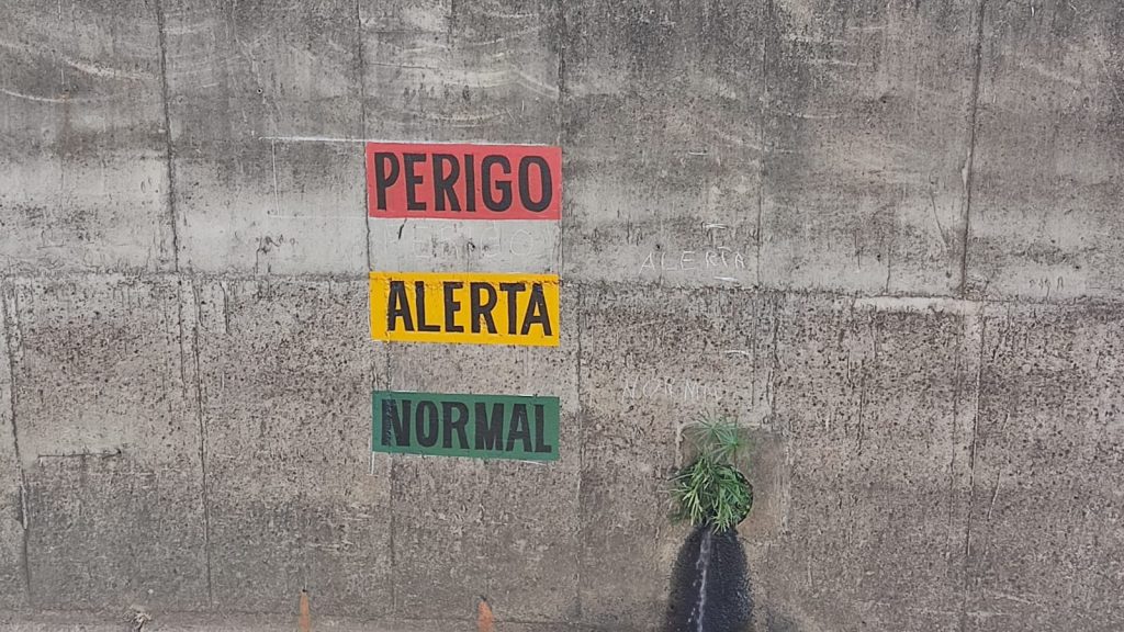 ALERTAS DE NÍVEL DA ÁGUA SÃO PINTADOS EM CÓRREGOS DA CIDADE