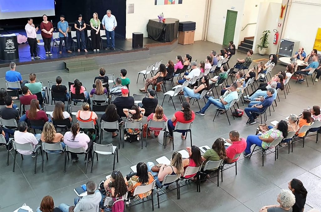 AGENTES EDUCACIONAIS DA REDE MUNICIPAL DE ENSINO SÃO HOMENAGEADOS