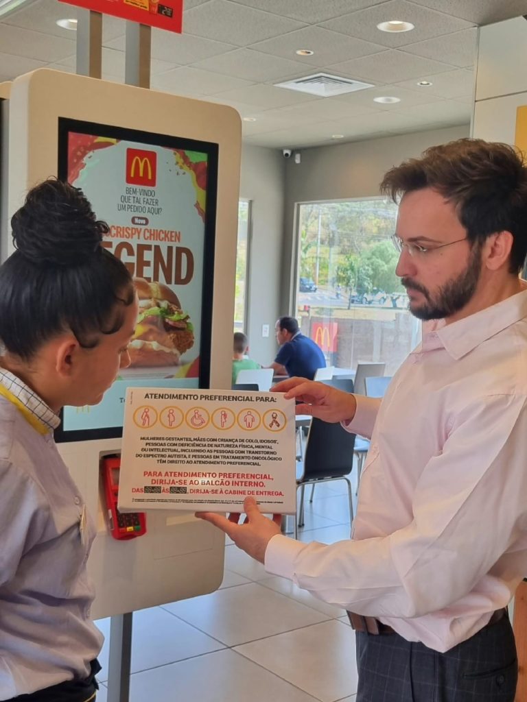 PROCON AUTUA MCDONALD’S POR DESCUMPRIR LEI DE ATENDIMENTO PREFERENCIAL PARA AUTISTAS