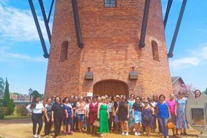 Frequentadores do Centro de Convivência da Melhor Idade de Ibaté visitam Holambra