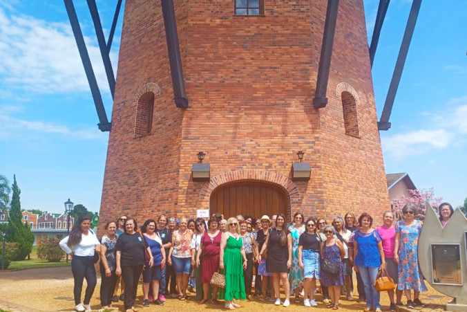 Frequentadores do Centro de Convivência da Melhor Idade de Ibaté visitam Holambra