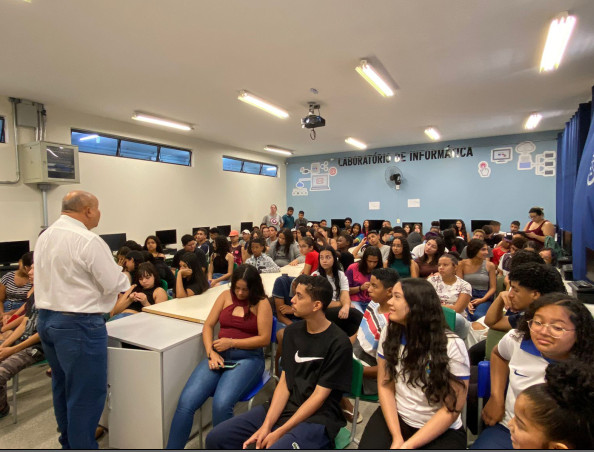 Prefeitura leva palestra sobre segurança no trânsito a jovens de escolas estaduais