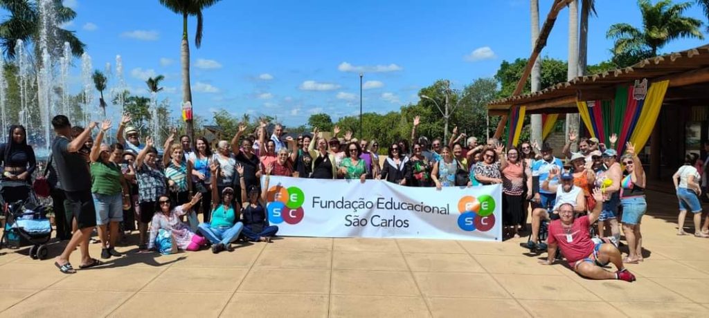 ALUNOS DA FESC VISITAM PARQUE AQUÁTICO DE SÃO PEDRO