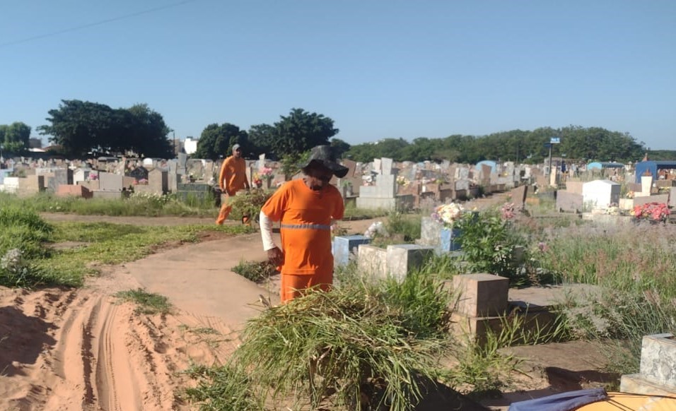 PREFEITURA REALIZA ROÇAGEM E LIMPEZA DO CEMITÉRIO “NOSSA SENHORA DO CARMO”