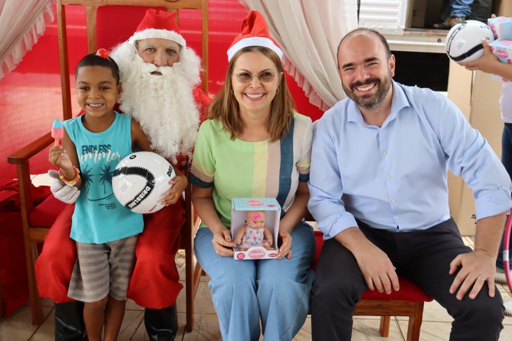 FUNDO SOCIAL DE SOLIDARIEDADE E ESTAPAR PROMOVEM FESTA DE NATAL NO SANTA ANGELINA