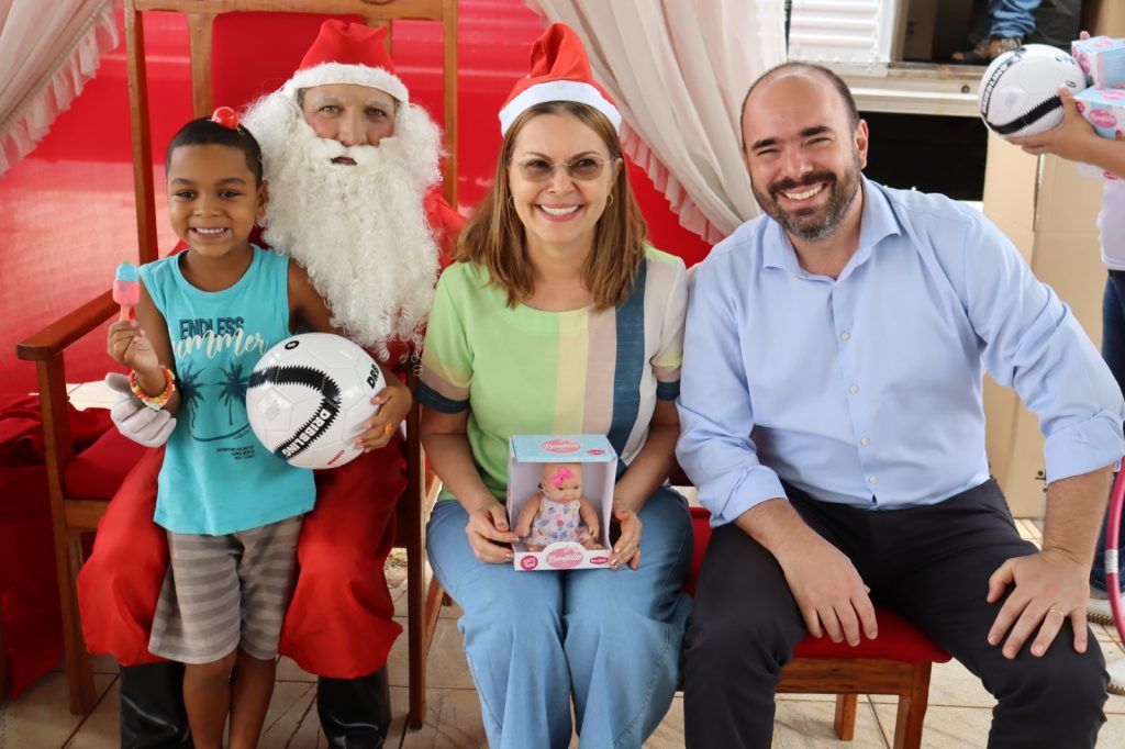 FUNDO SOCIAL DE SOLIDARIEDADE E ESTAPAR PROMOVEM FESTA DE NATAL NO SANTA ANGELINA