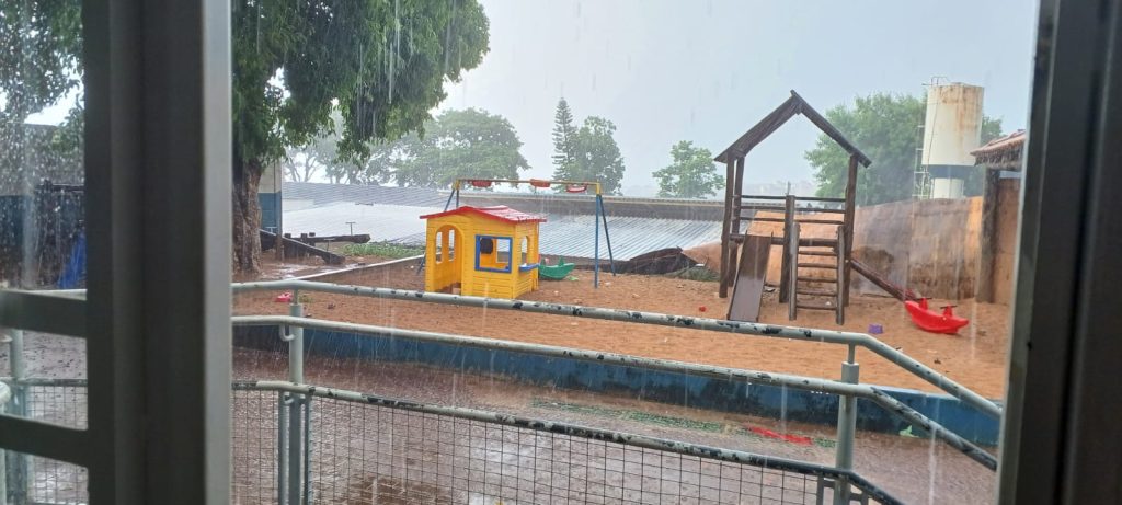 CHUVA E VENTO FORTE CAUSARAM ESTRAGOS EM UNIDADE ESCOLARES DO MUNICÍPIO