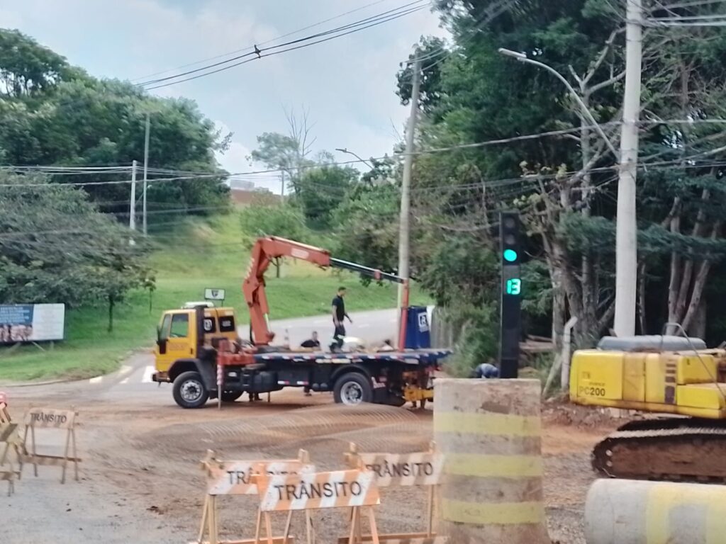 Trânsito é liberado na Avenida Francisco Pereira Lopes