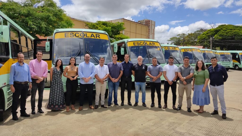 ALUNOS DA ZONA RURAL GANHAM 15 NOVOS MICRO-ÔNIBUS PARA O TRANSPORTE ESCOLAR