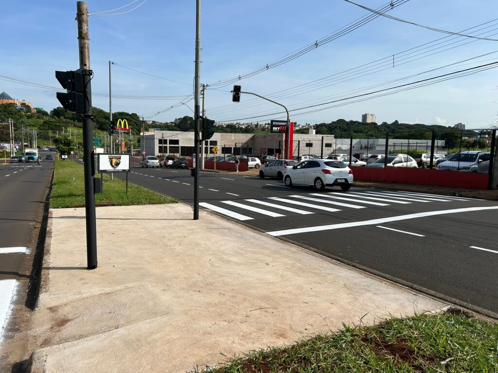 PREFEITURA INSTALA NOVO SEMÁFORO DE PEDESTRES NA AVENIDA TRANCREDO NEVES