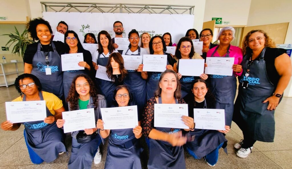 FUNDO SOCIAL DE SÃO CARLOS E ESTADO CERTIFICAM PARTICIPANTES DO CURSO DE PRÓTESE CAPILAR