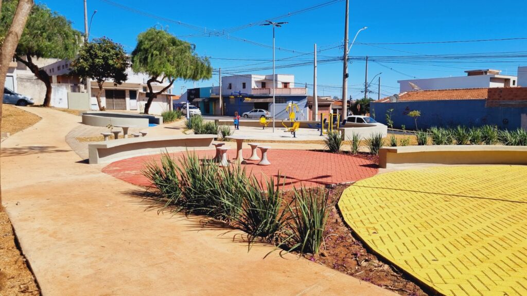 PREFEITURA FINALIZA CONSTRUÇÃO DE PRAÇA NO BAIRRO CIDADE ARACY