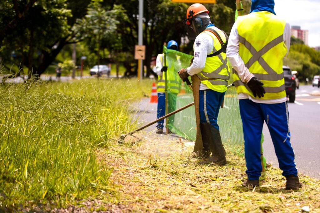 PREFEITURA DISPONIBILIZA EQUIPE DE LIMPEZA AOS FINAIS DE SEMANA