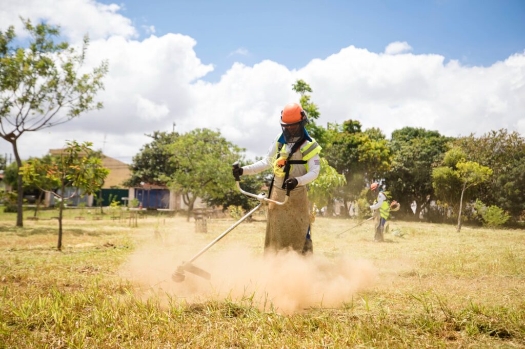 EQUIPES DE LIMPEZA INICIAM SERVIÇO NA REGIÃO DO GRANDE CIDADE ARACY E DO SANTA FELÍCIA