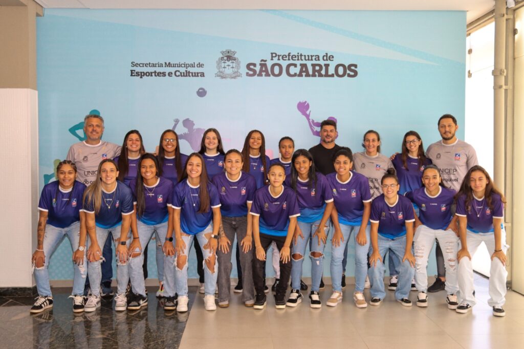 EQUIPE FEMININA DE FUTSAL SE APRESENTA NA SECRETARIA DE ESPORTE