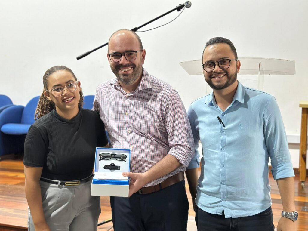 PREFEITO NETTO DONATO ENTREGA ÓCULOS COM INTELIGÊNCIA ARTIFICIAL PARA PESSOAS COM DEFICIÊNCIA VISUAL