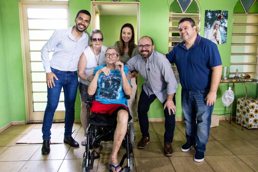 PREFEITURA ENTREGA CADEIRAS DE RODAS ELÉTRICAS PARA PACIENTES CADASTRADOS NA REDE MUNICIPAL DE SAÚDE
