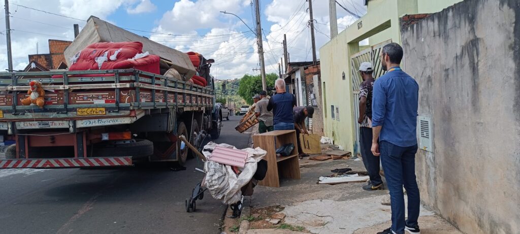 NO PRIMEIRO DIA DA OPERAÇÃO CATA TRECO SÃO RETIRADOS MAIS DE 15 CAMINHÕES DE INSERVÍVEIS DO ANTENOR GARCIA
