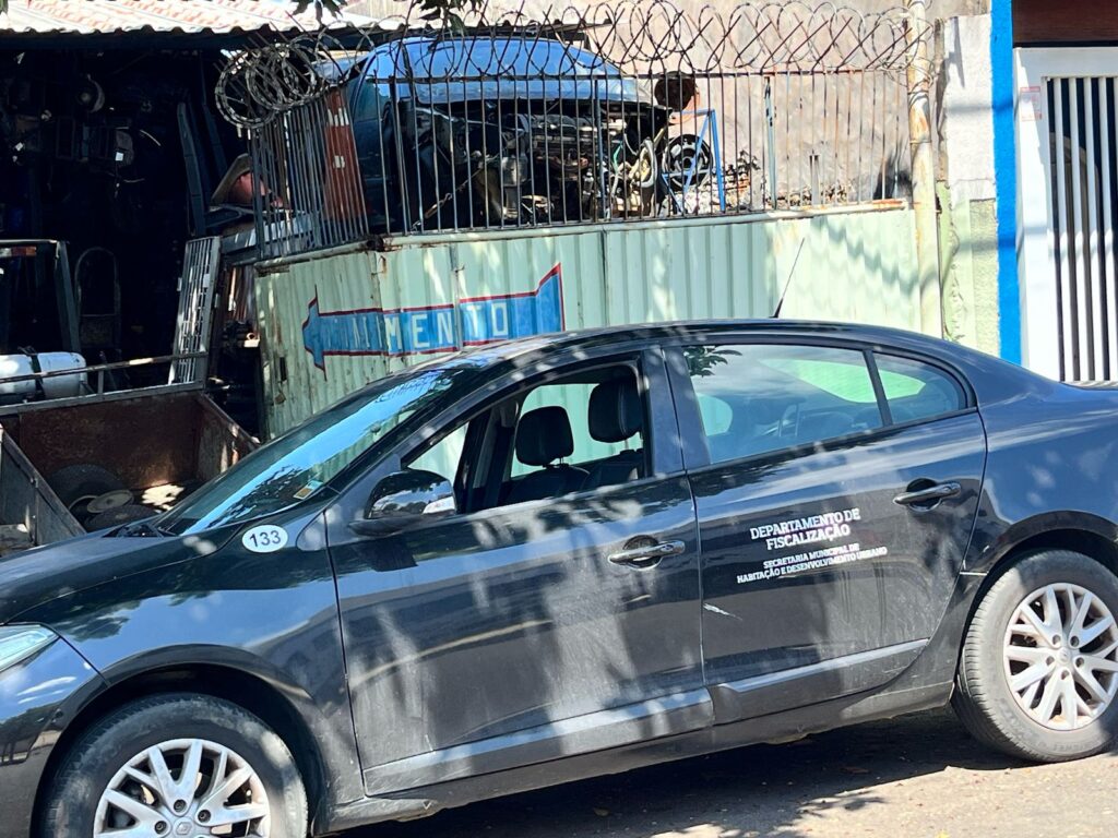 PM E DEPARTAMENTO DE FISCALIZAÇÃO REALIZAM OPERAÇÃO EM FERROS VELHOS E COMÉRCIO DE PEÇAS USADAS
