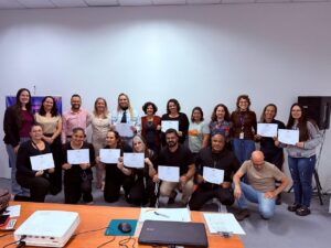 PROFISSIONAIS DA SAÚDE RECEBEM CERTIFICAÇÃO EM LIBRAS PARA APRIMORAR ATENDIMENTO À COMUNIDADE SURDA