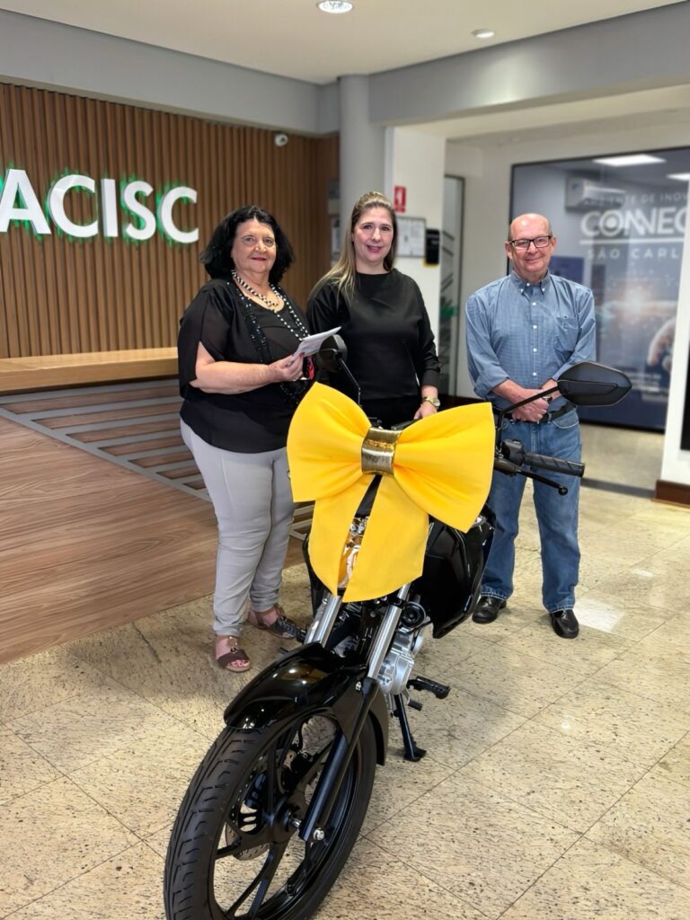 ACISC entrega prêmio da campanha “Seu Pai Campeão” a vencedora Ana Flávia