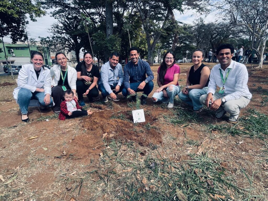 PREFEITO INTERINO PARTICIPA DE PLANTIO DE ARAUCÁRIAS EM HOMENAGEM A MÃES QUE SOFRERAM PERDA GESTACIONAL