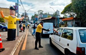 AÇÃO EDUCATIVA MOBILIZA MOTORISTAS E PEDESTRES NA BAIXADA DO MERCADO