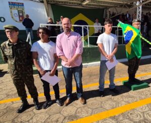 TIRO DE GUERRA DE SÃO CARLOS ENTREGA CERTIFICADOS DE DISPENSA DE INCORPORAÇÃO