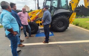 SÃO CARLOS RECEBE RETROESCAVADEIRA DO GOVERNO DO ESTADO