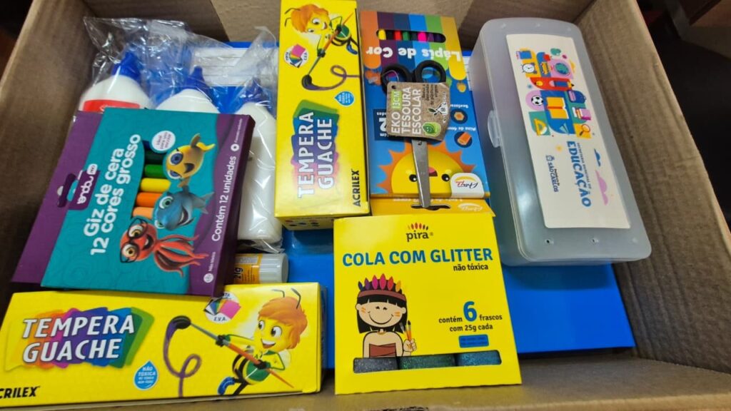 EDUCAÇÃO DE SÃO CARLOS INICIA A ENTREGA DOS KITS ESCOLARES