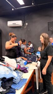 FUNDO SOCIAL REALIZA BAZAR ITINERANTE NO BAIRRO SÃO CARLOS VIII E ATENDE DEZENAS DE FAMÍLIAS