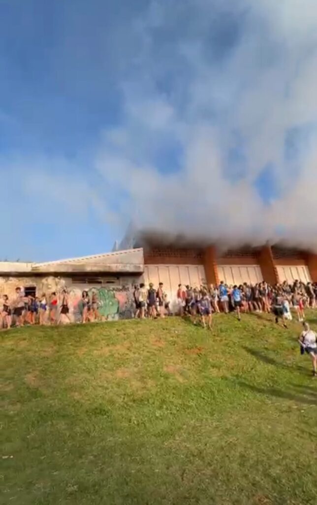 SINALIZADORES PROVOCAM EVACUAÇÃO DE GINÁSIO DURANTE JOGO DA ECONOMÍADAS EM SÃO CARLOS