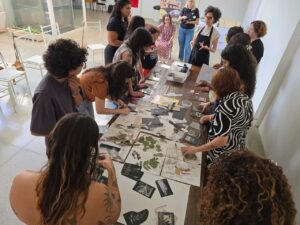 TEATRO MUNICIPAL RECEBE OFICINAS DE CIANOTIPIA DURANTE PROGRAMAÇÃO DA EXPOSIÇÃO “MULHERES NA CIÊNCIA”